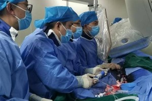 陆军军医大学大坪医院心血管内科团队应用VenusA-Valve瓣膜